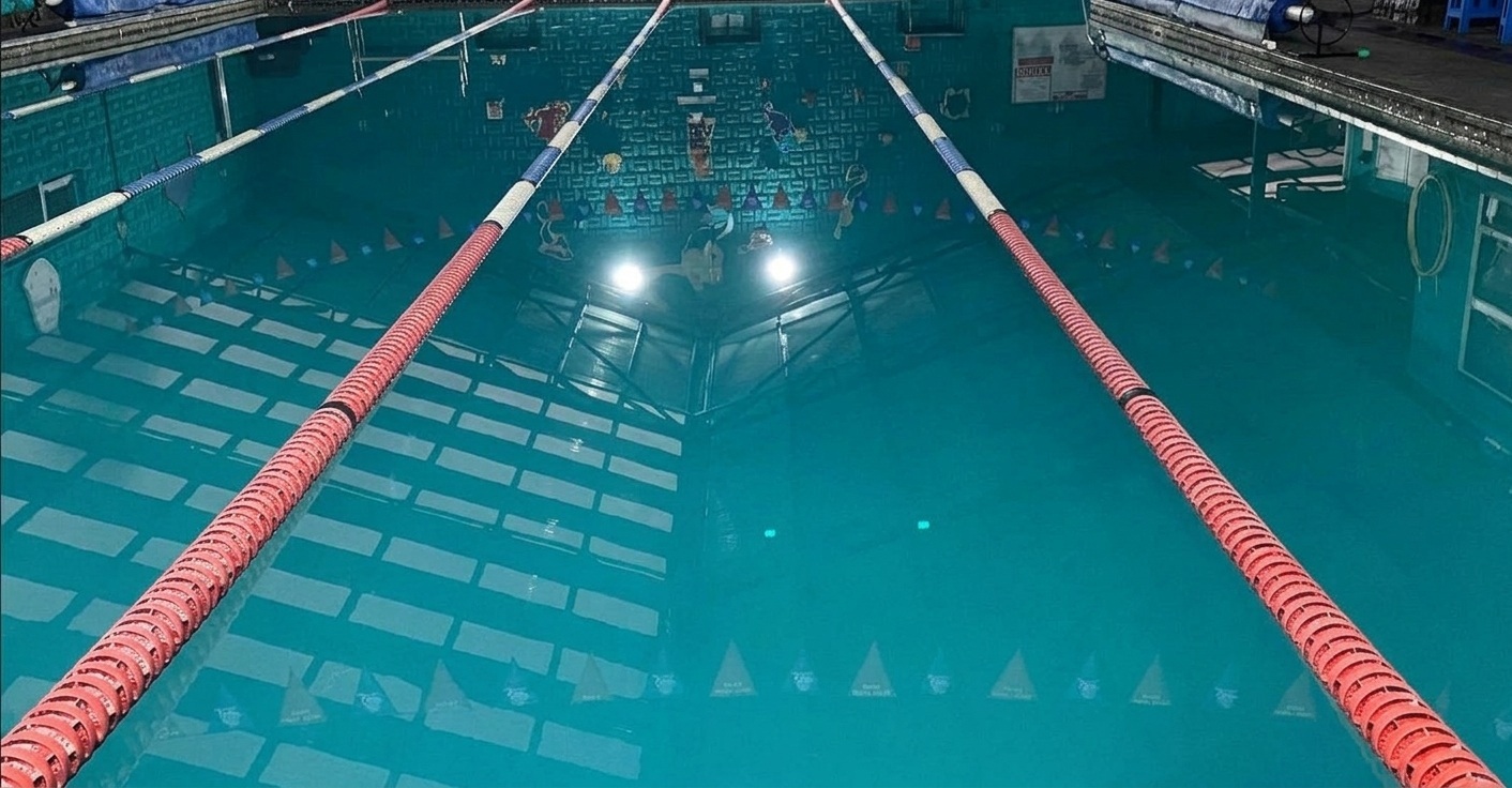 Underwater Swimming Background